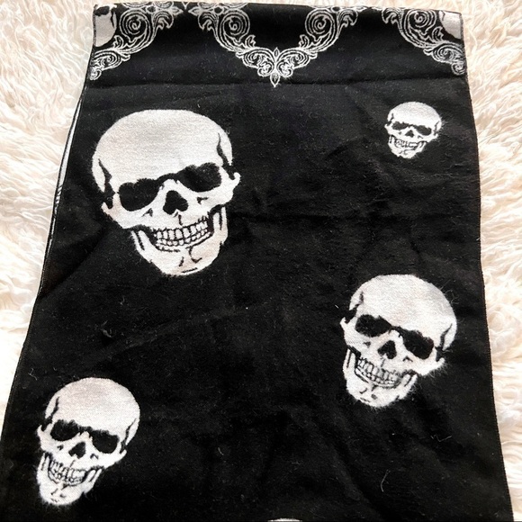 Alexander McQueen style Sofffft Reversible Skull Scarf!🧣🛍️💕 - Picture 7 of 7